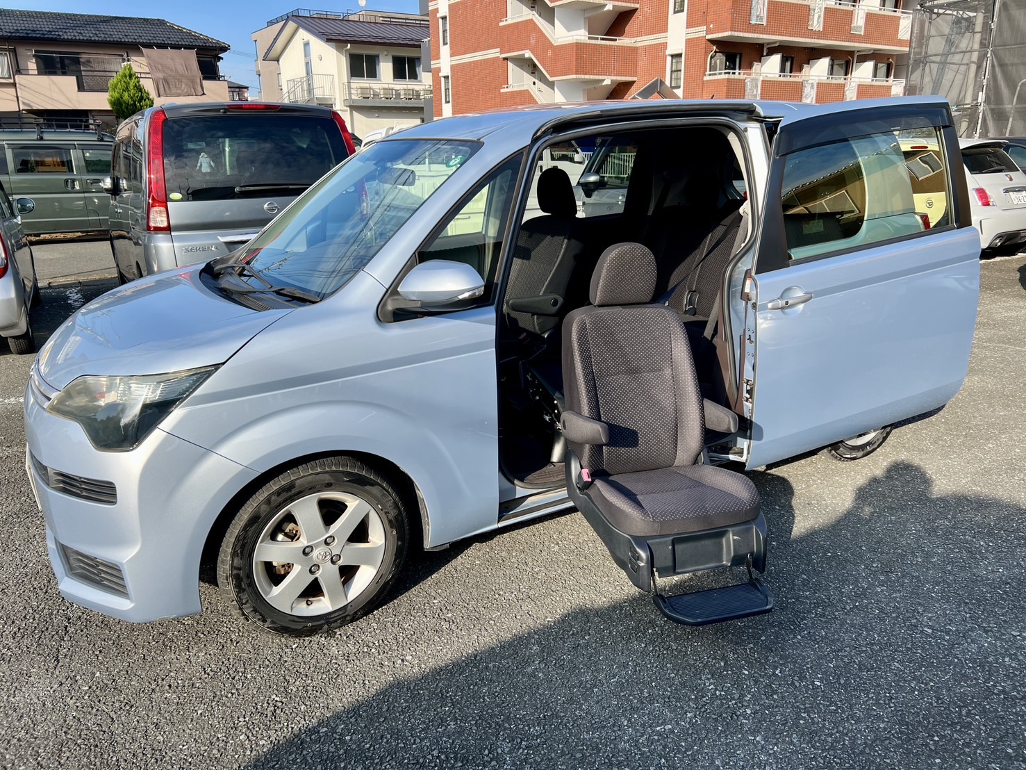 トヨタ スペイド　助手席リフトアップシート