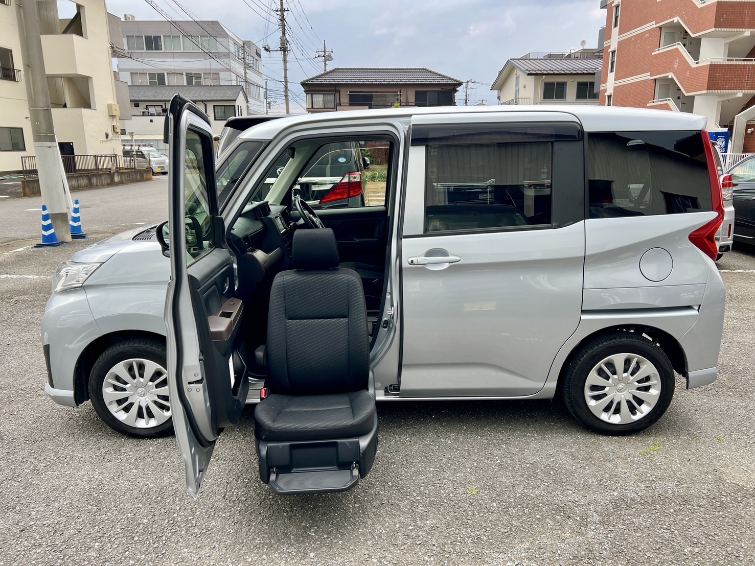 トヨタ ルーミー　助手席リフトアップシート