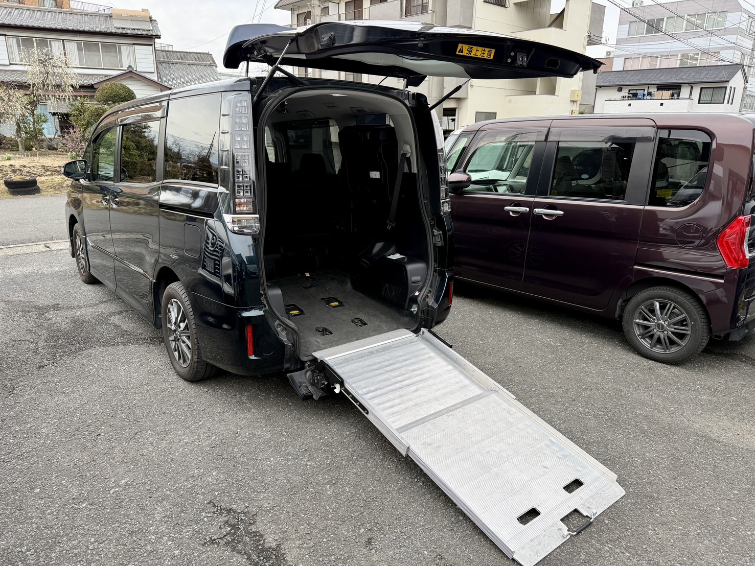 トヨタ ヴォクシー　スローパー 車いす移動車